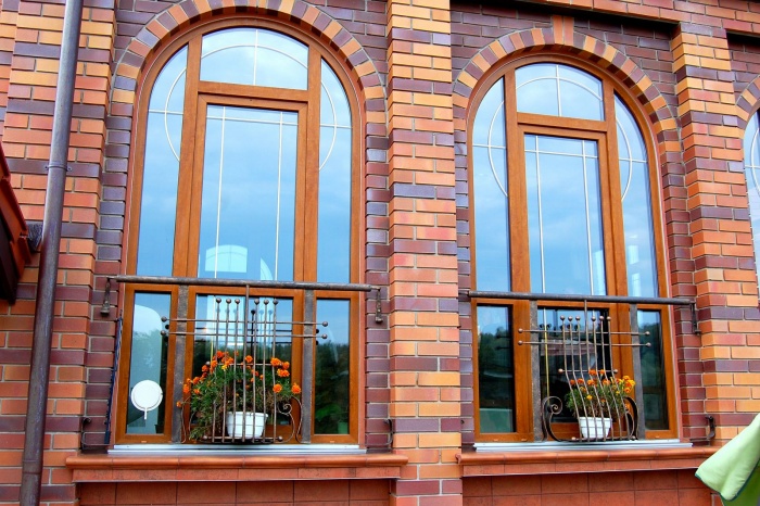 Окна с раскладкой в интерьере частного дома