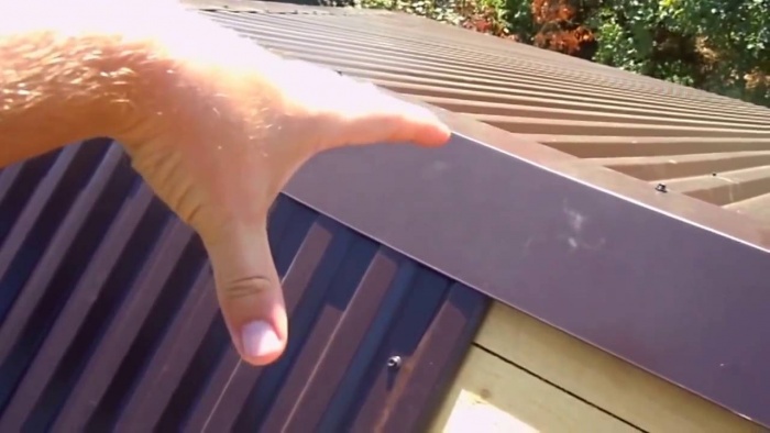 Как правильно крепить профнастил на крышу
