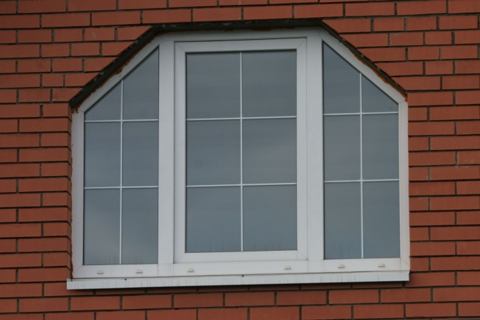 Окна с раскладкой в интерьере частного дома
