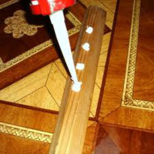 установка деревянного напольного плинтуса на клей или жидкие гвозди