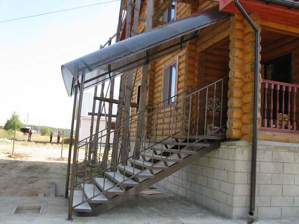 Лестница на крыльцо из металла
