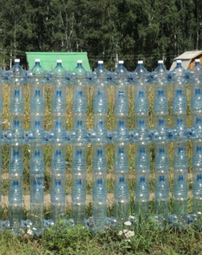забор из пластиковых бутылок