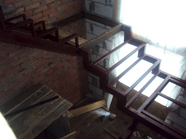 Г образная лестница на второй этаж