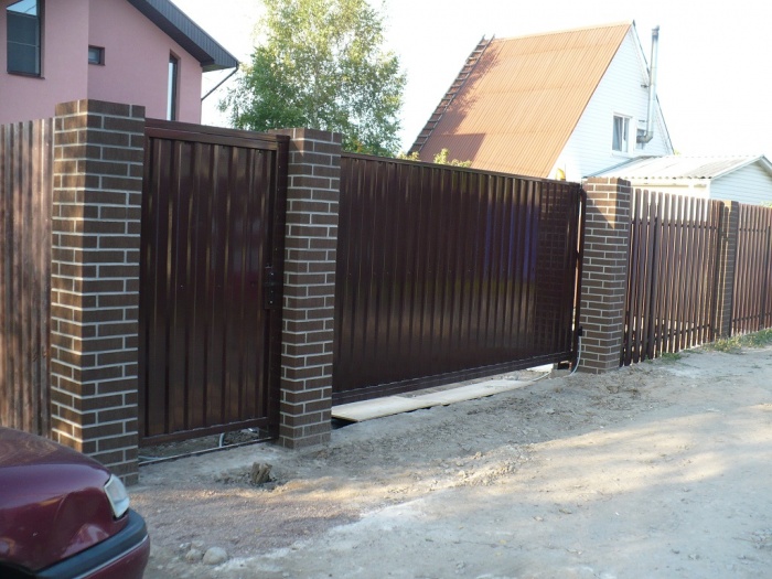 Забор с воротами и калиткой