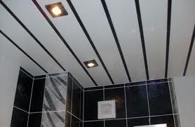 черная ванная комната отделанная панелями