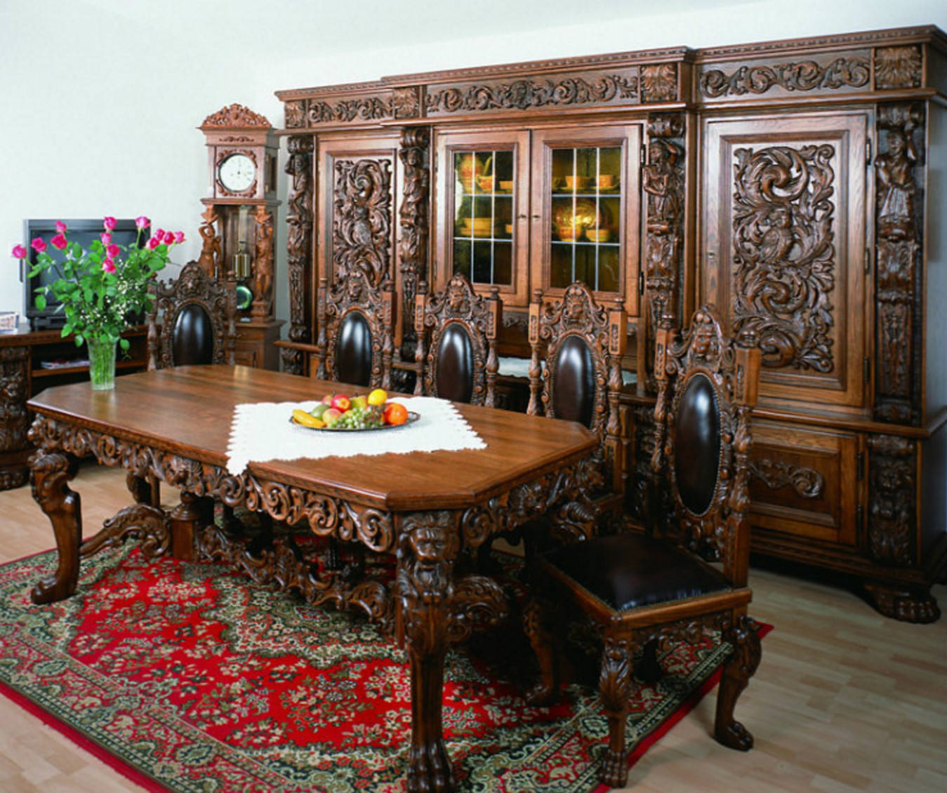 Эксклюзивные дерево. Румынский гарнитур Винтаж гостиная Ренессанс. Резная мебель. Красивая деревянная мебель. Старинная резная мебель.