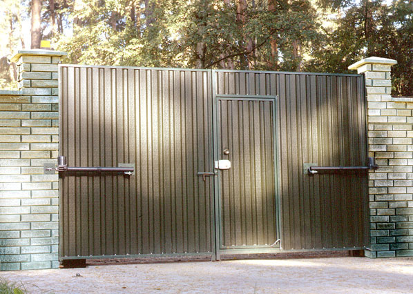 Распашные металлические ворота с калиткой из профнастила