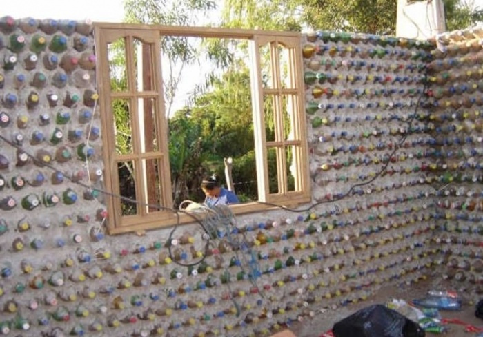 Как строят из пластиковых бутылок