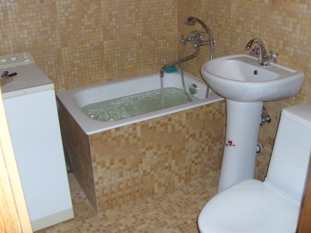 Дизайн красивой ванной комнаты с туалетом