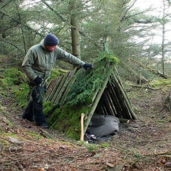 Уютный дом в лесу за пару дней из веток в сугробе
