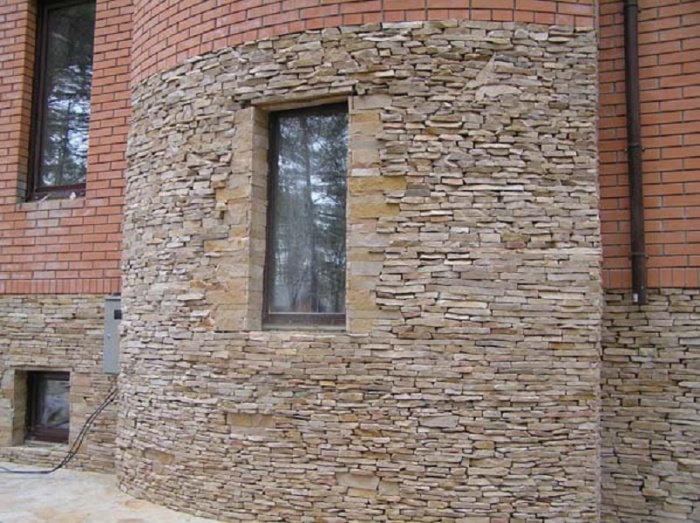 Отделка фасада дома камнем и штукатуркой