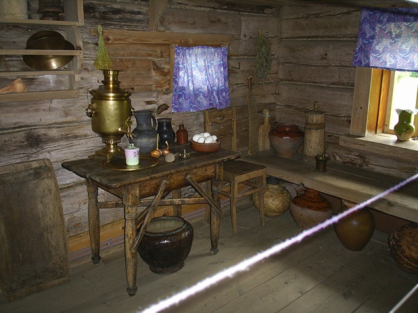 Уютный интерьер деревенского дома с печкой