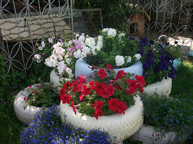 Клумбы для цветов оформление двора своими руками из подручных материалов фото