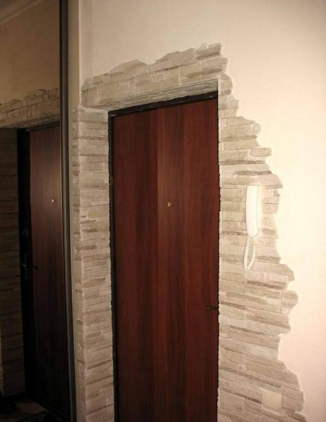 Декоративная отделка откосов входной двери камнем