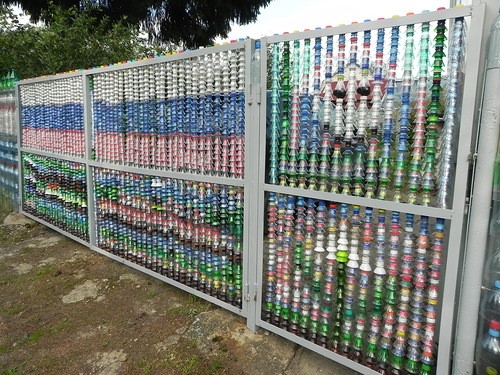 Как сделать забор из пластиковых бутылок
