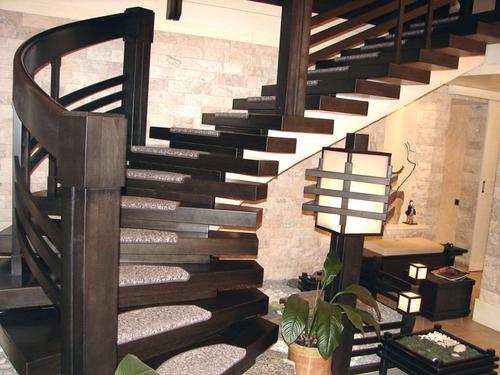 типичная лестницы по металлическим косоурам представлена на фото