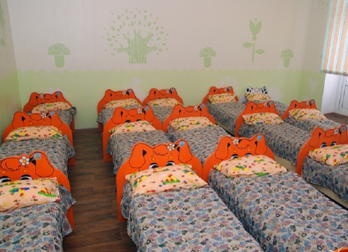 Оформление спальни в детском саду