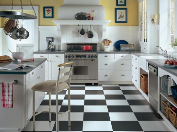 черно-белая напольная плитка для пола на кухне