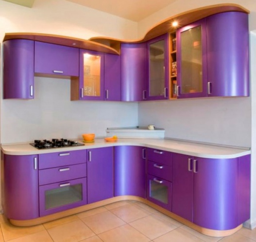 фиолетовая кухня-хрущевка