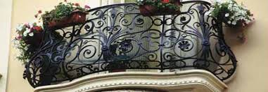 кованый балкон с цветами