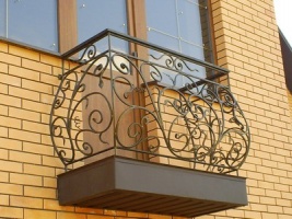 красивый кованый балкон