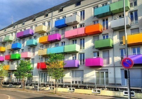 разноцветные балконы на доме