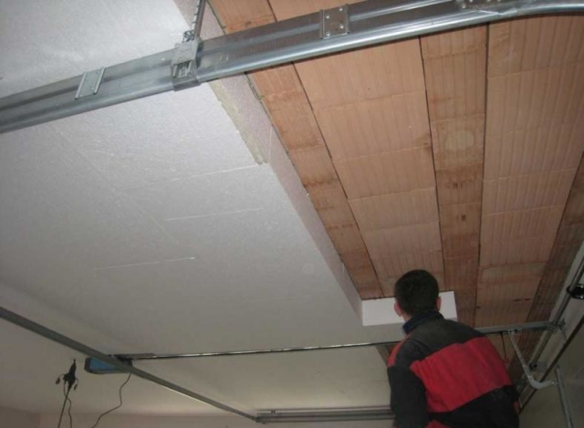 Как закрепить пенопласт на потолке?