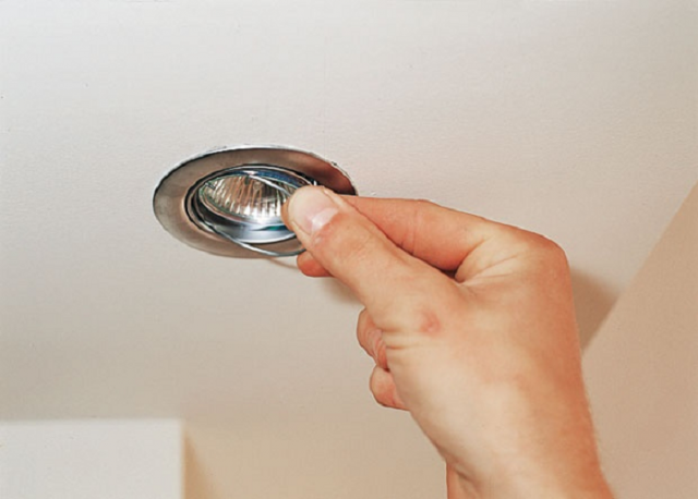 Как поменять лампочку в подвесном потолке