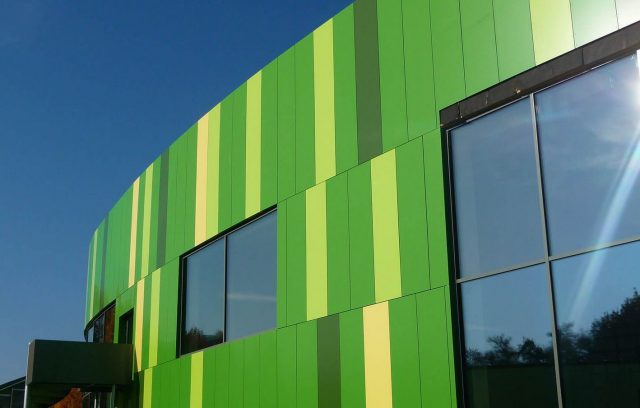 Фасад из композитных алюминиевых панелей: преимущества