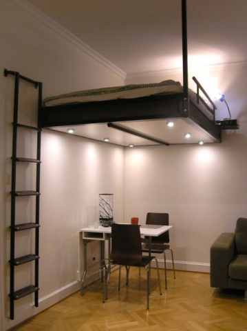 Кровать под потолком в однокомнатной квартире