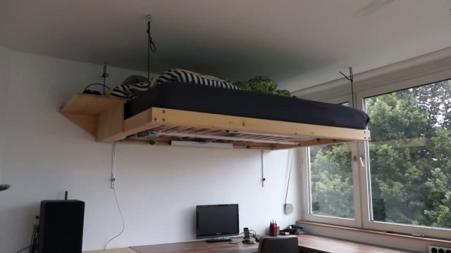 Кровать под потолком в однокомнатной квартире
