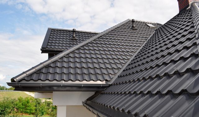 Что лучше для крыши: ондулин или металлочерепица