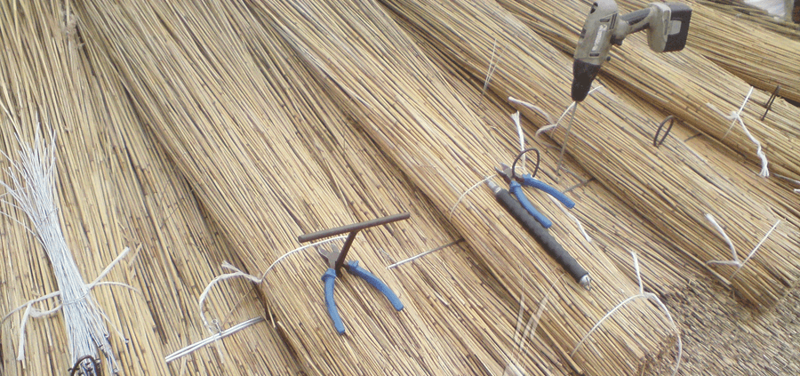 Тростник своими руками. Станок для вязания камышовых матов. Тростник своими руками. Пучок тростника. Свирель из тростника.