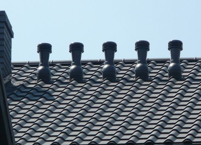 Монтаж вытяжки на крышу через металлочерепицу