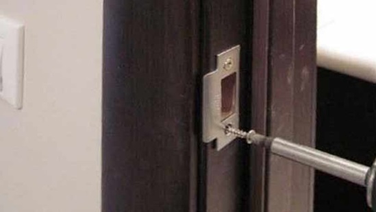 Межкомнатная дверная защелка: магнитная, с фиксатором, бесшумная