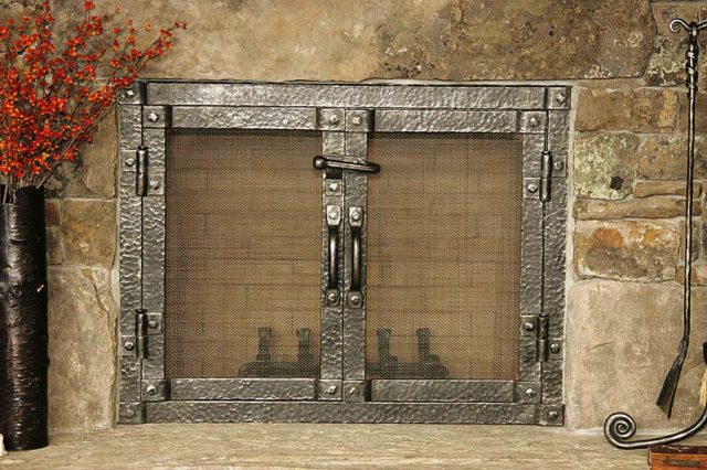 Дверцы для камина: со стеклом, кованые
