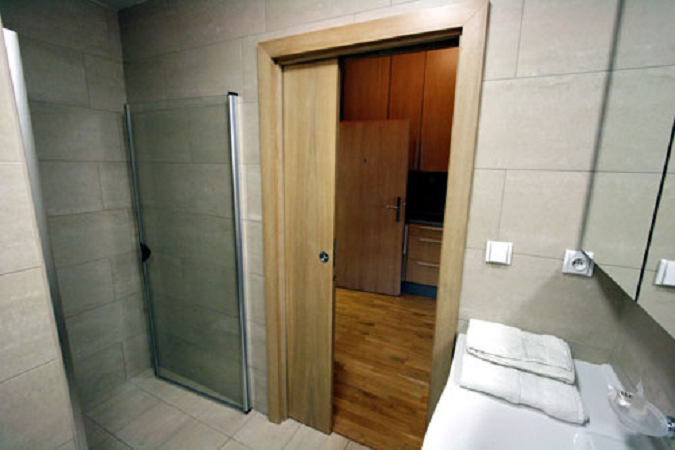 установка дверей в ванной и туалете в панельном доме