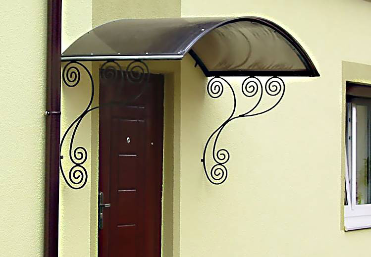 Козырек над входной дверью фото со столбиками