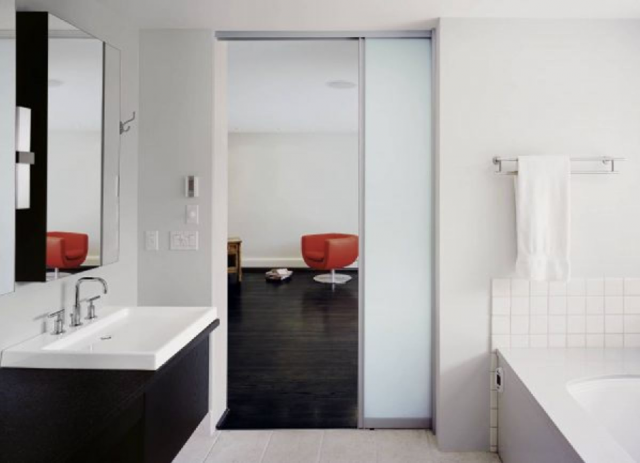 Раздвижная дверь в ванную комнату: фото и установка