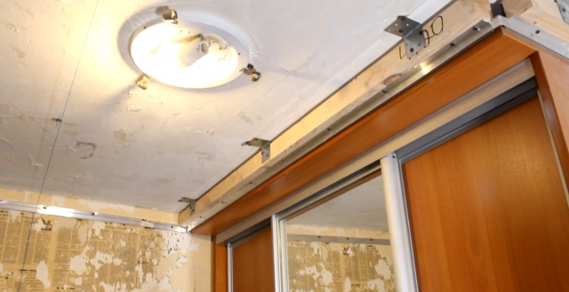 Шкаф-купе в натяжном потолке: закладка, установка, фото