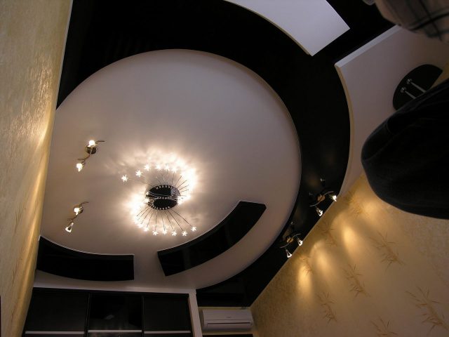 Черно-белый натяжной потолок: фото в интерьере
