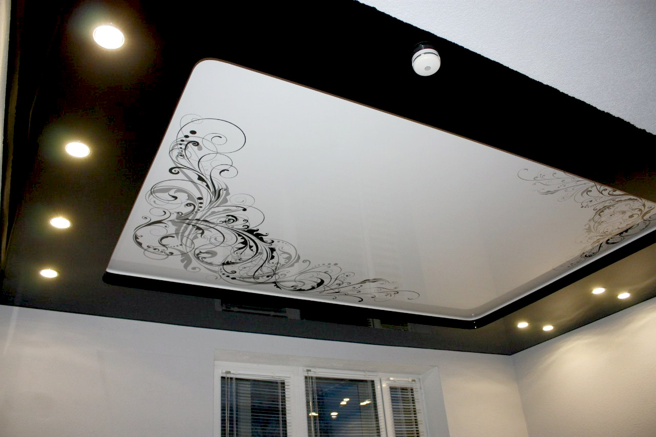 Черно-белый натяжной потолок: двухуровневый, глянцевый, с рисунком .