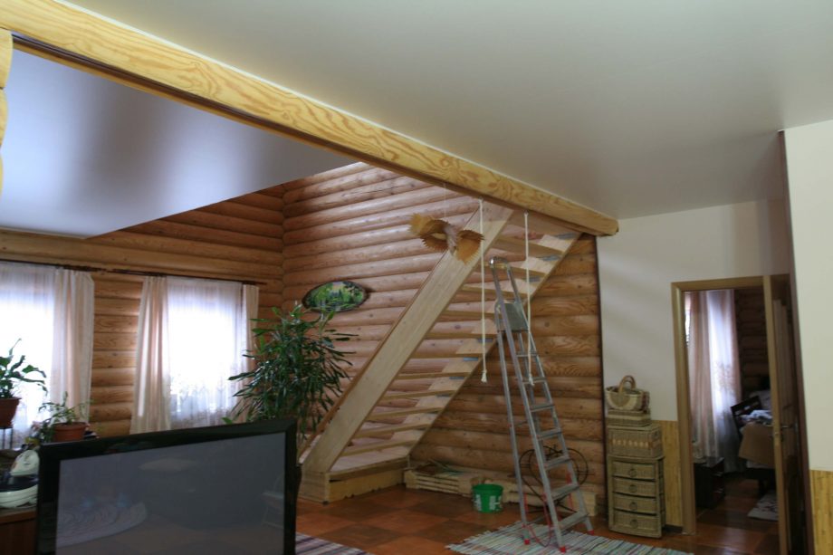 Натяжные потолки в деревянном доме фото