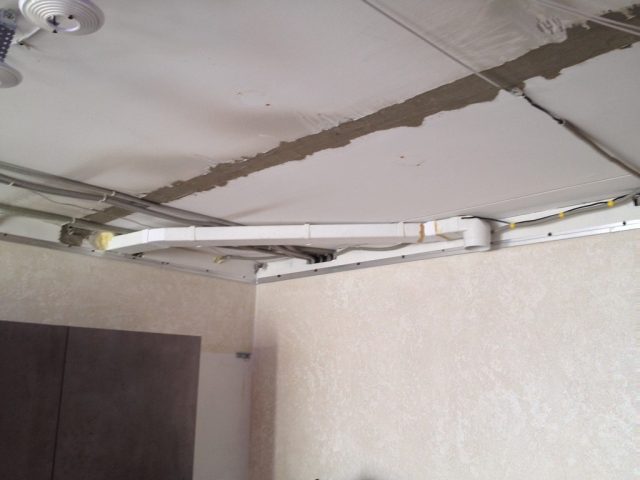 Вытяжка под натяжным потолком: на кухне и ванной