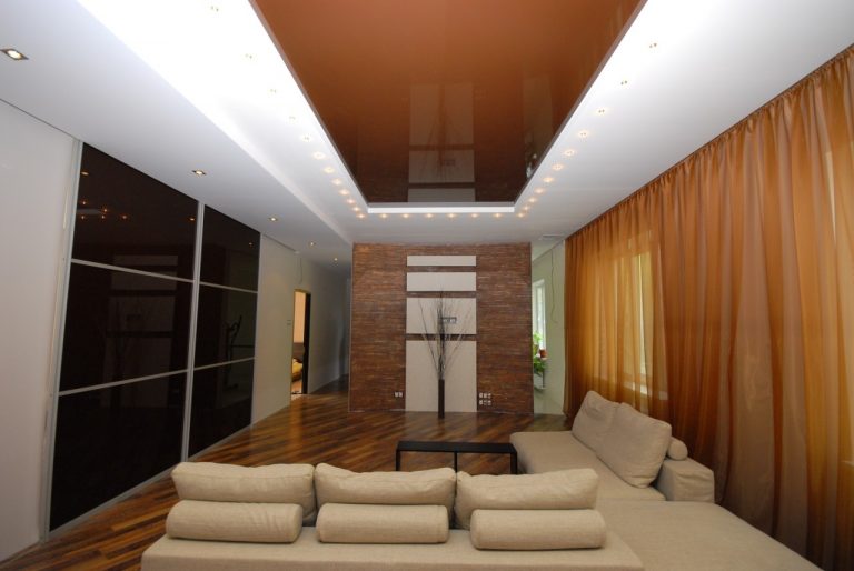 Потолок коричневого цвета в интерьере
