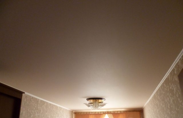 Бежевый натяжной потолок: на кухне, в ванной, фото в интерьере