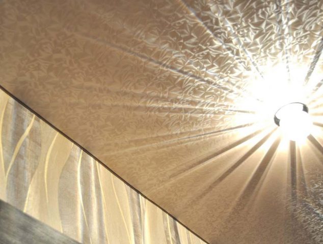 Перламутровый натяжной потолок: фото в интерьере