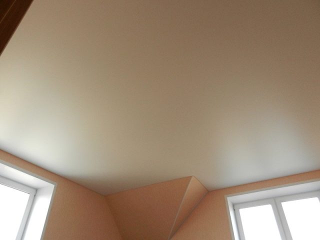 Бежевый натяжной потолок: на кухне, в ванной, фото в интерьере