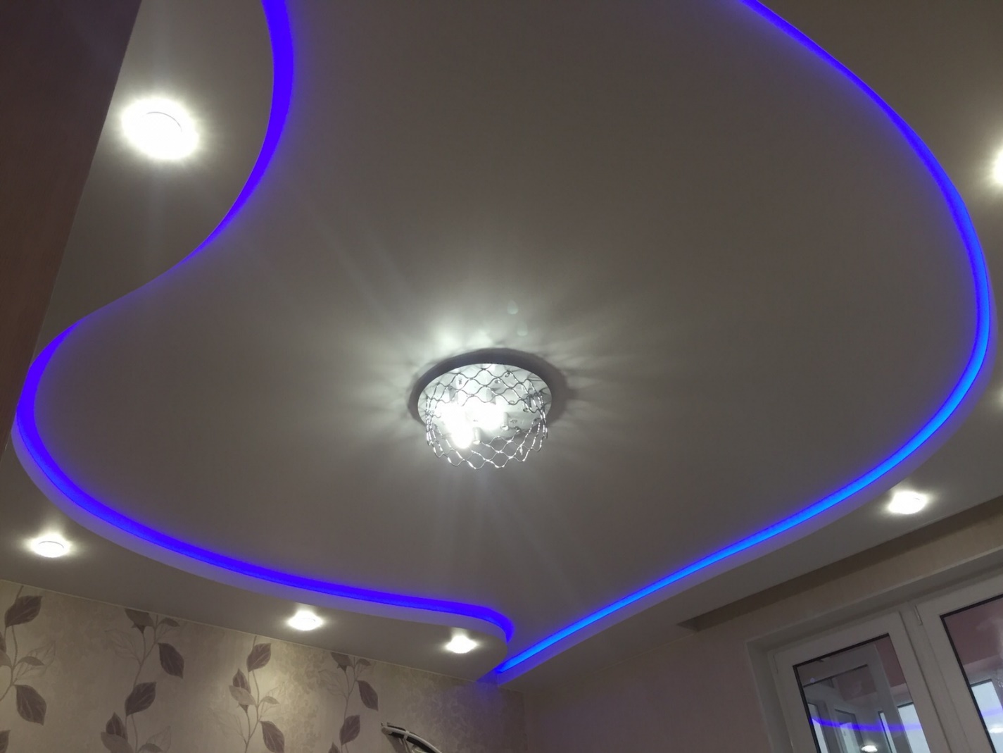 Двухуровневые потолки из гипсокартона с подсветкой фото