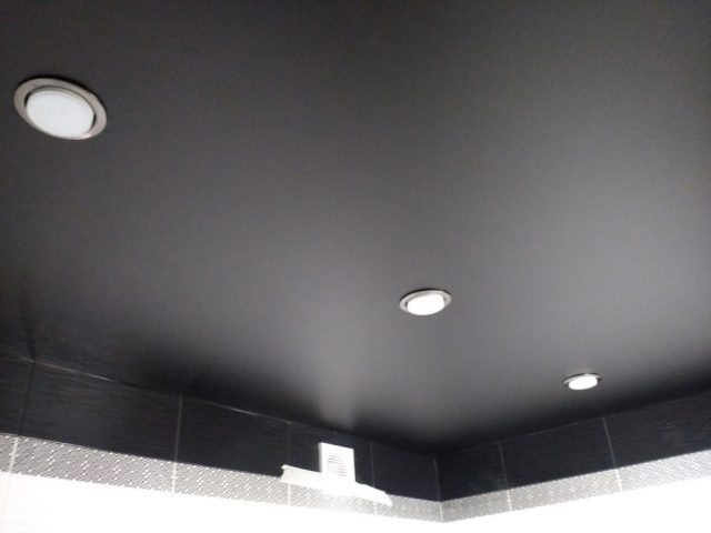 Натяжные потолки серого цвета: в ванной, на кухне, в зале